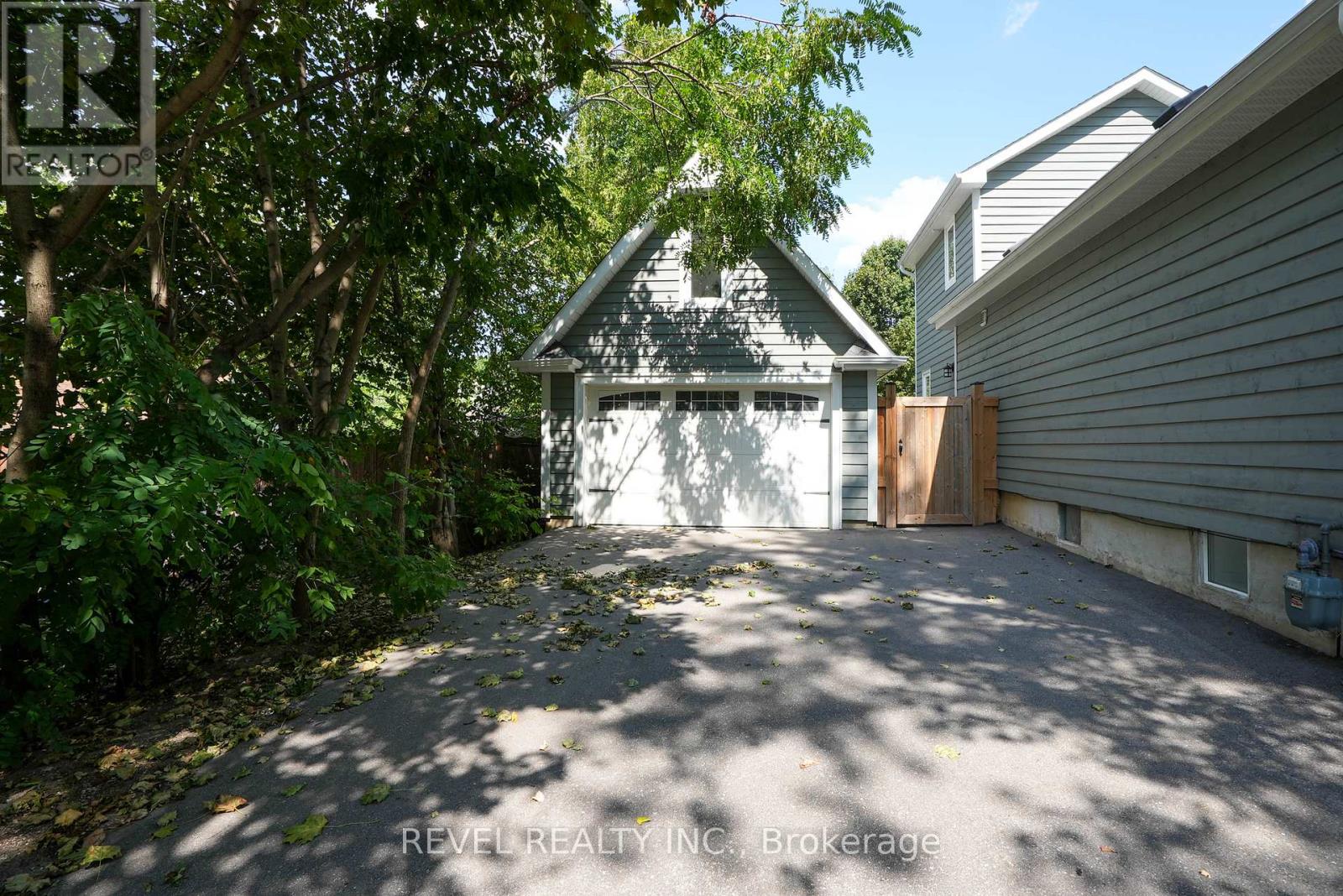 Photo 3 of 125 Dundonald Street, Barrie ON