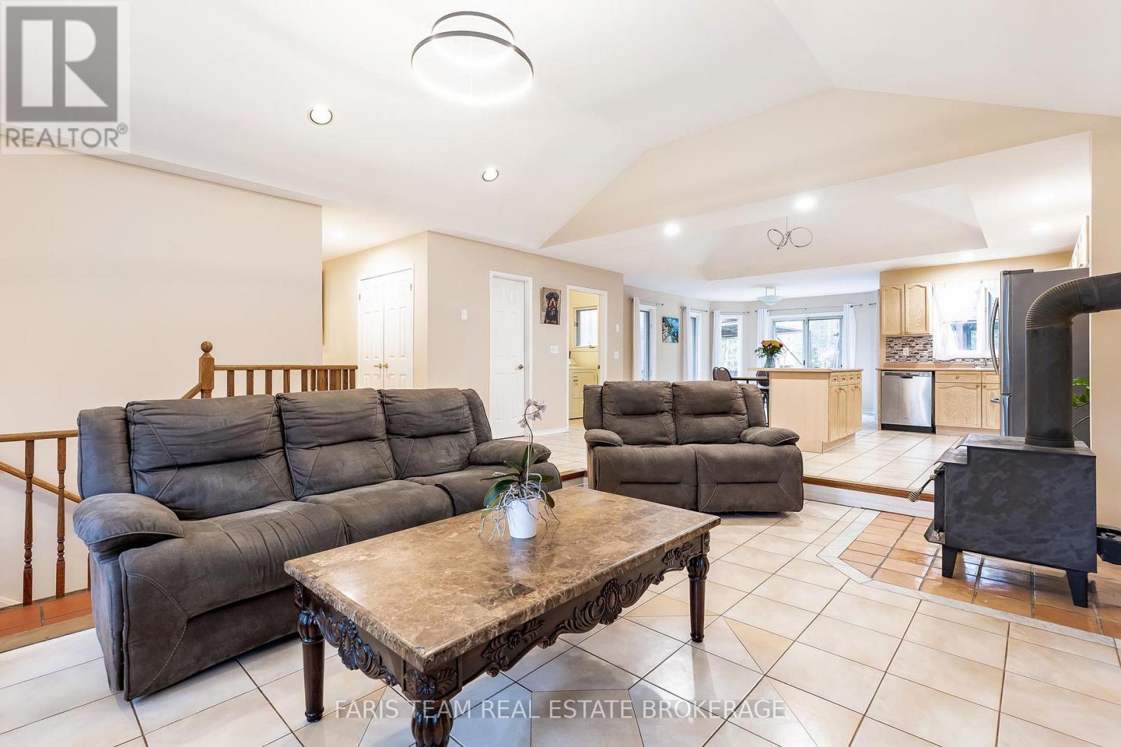 Photo 10 of 64 Nadia Crescent, Tiny ON