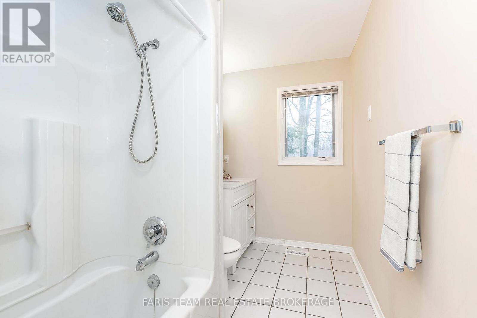 Photo 18 of 64 Nadia Crescent, Tiny ON