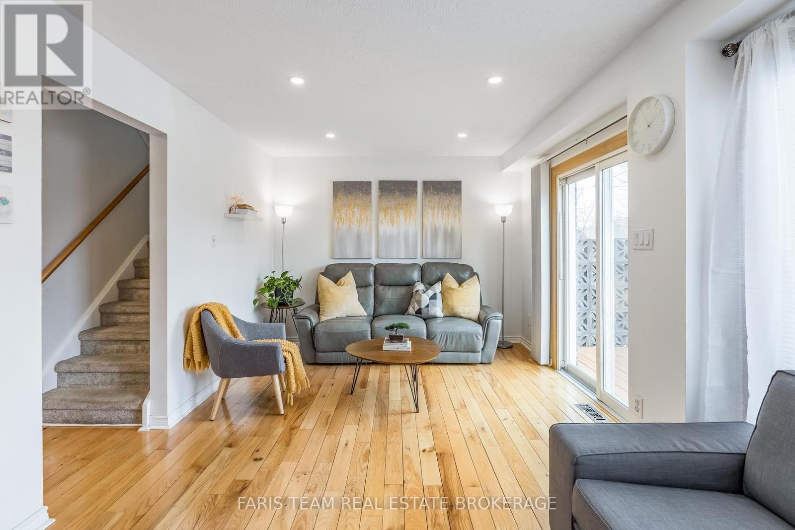 Photo 2 of 9 Christie Crescent, Barrie ON