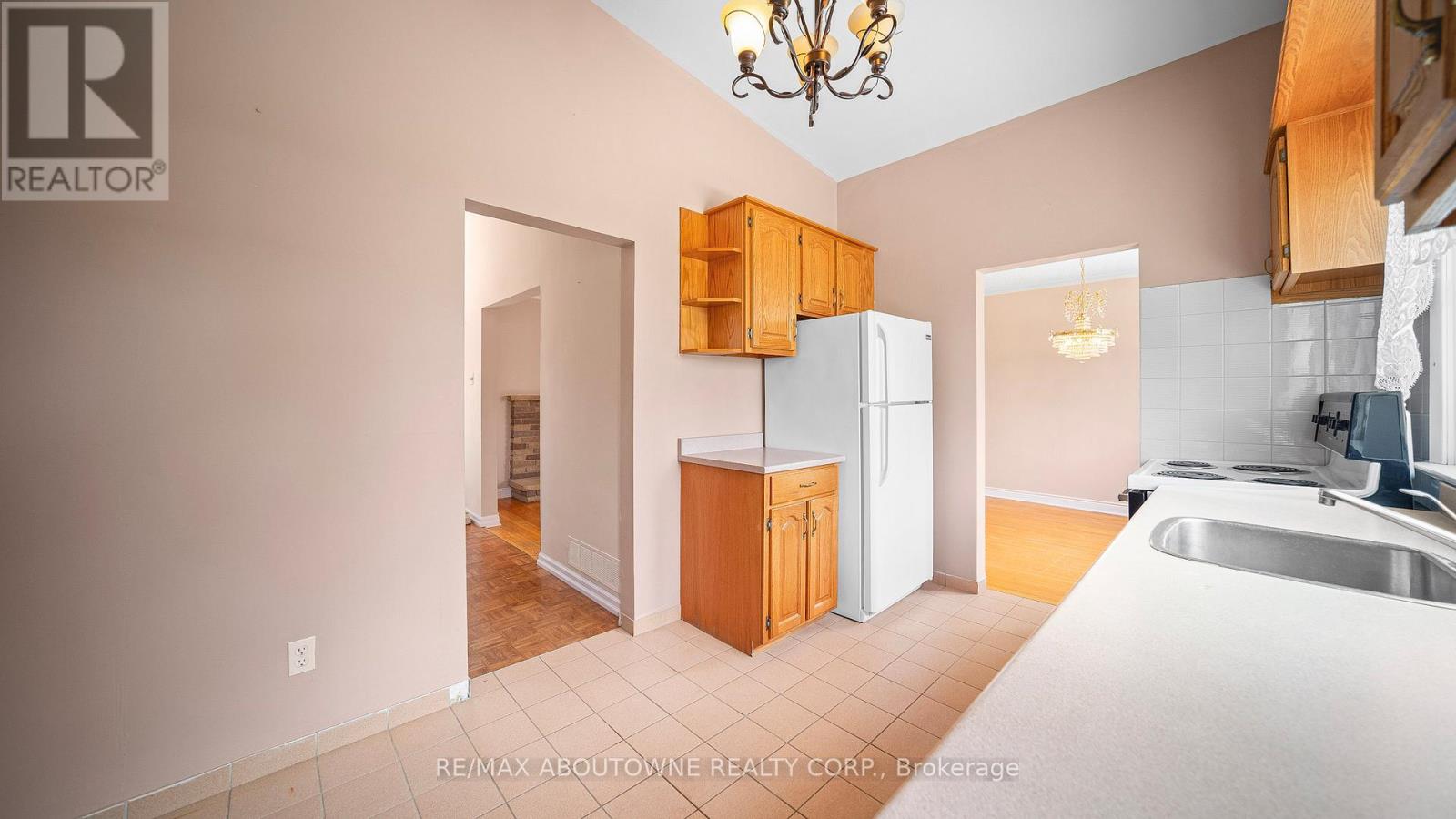 Photo 13 of 517 Pinegrove Road, Oakville ON