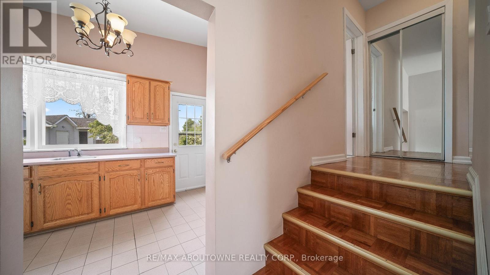 Photo 27 of 517 Pinegrove Road, Oakville ON