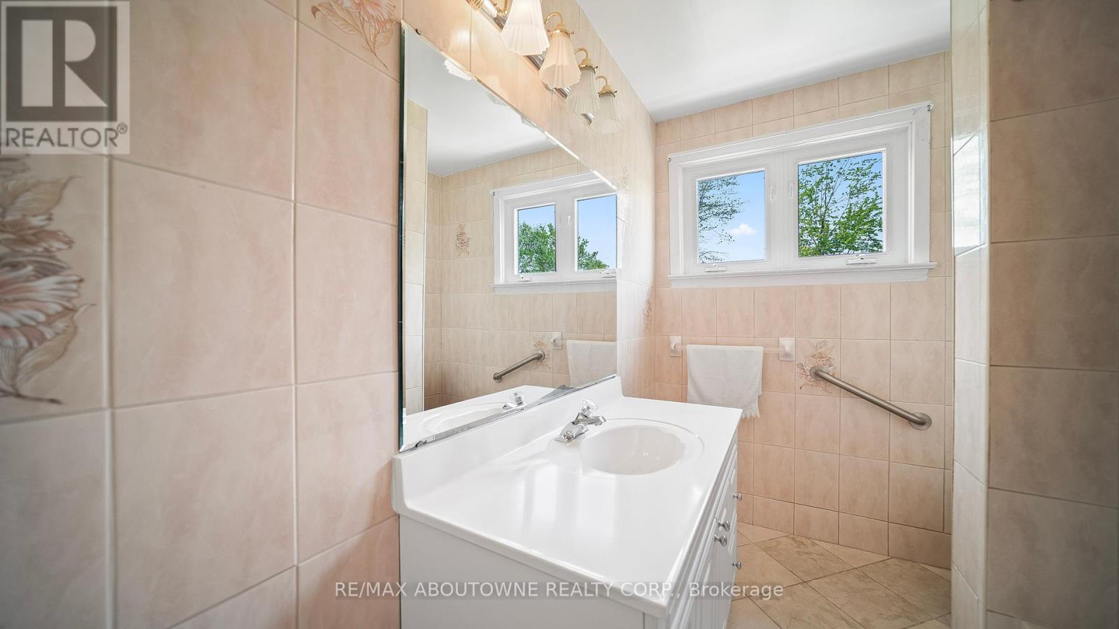 Photo 16 of 517 Pinegrove Road, Oakville ON