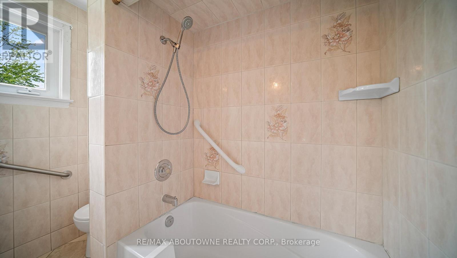 Photo 24 of 517 Pinegrove Road, Oakville ON