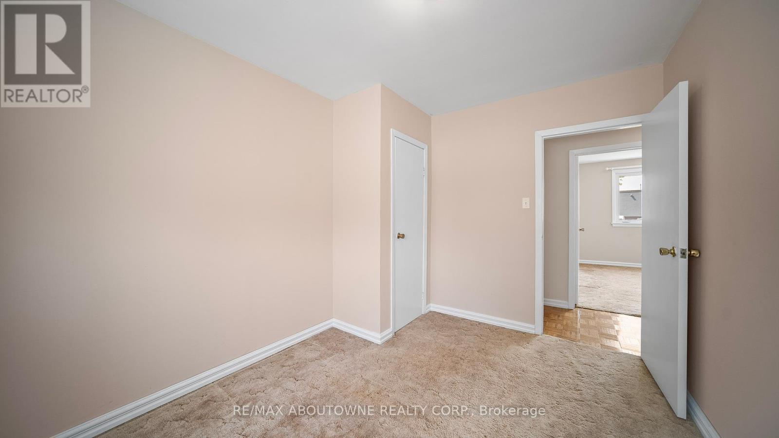 Photo 15 of 517 Pinegrove Road, Oakville ON