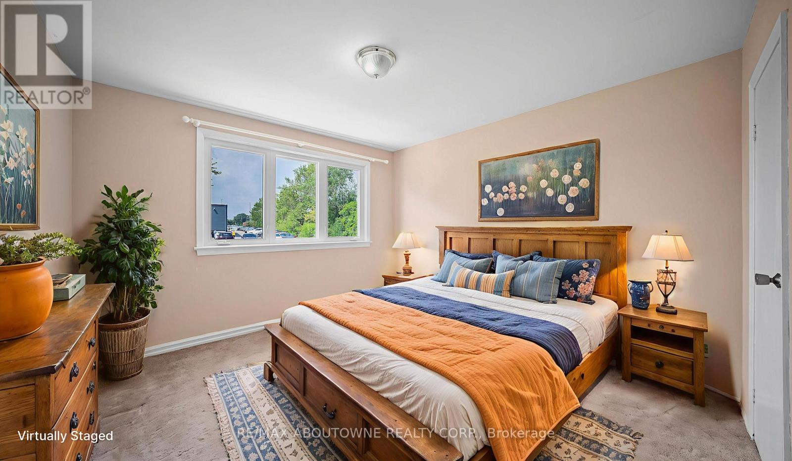 Photo 7 of 517 Pinegrove Road, Oakville ON