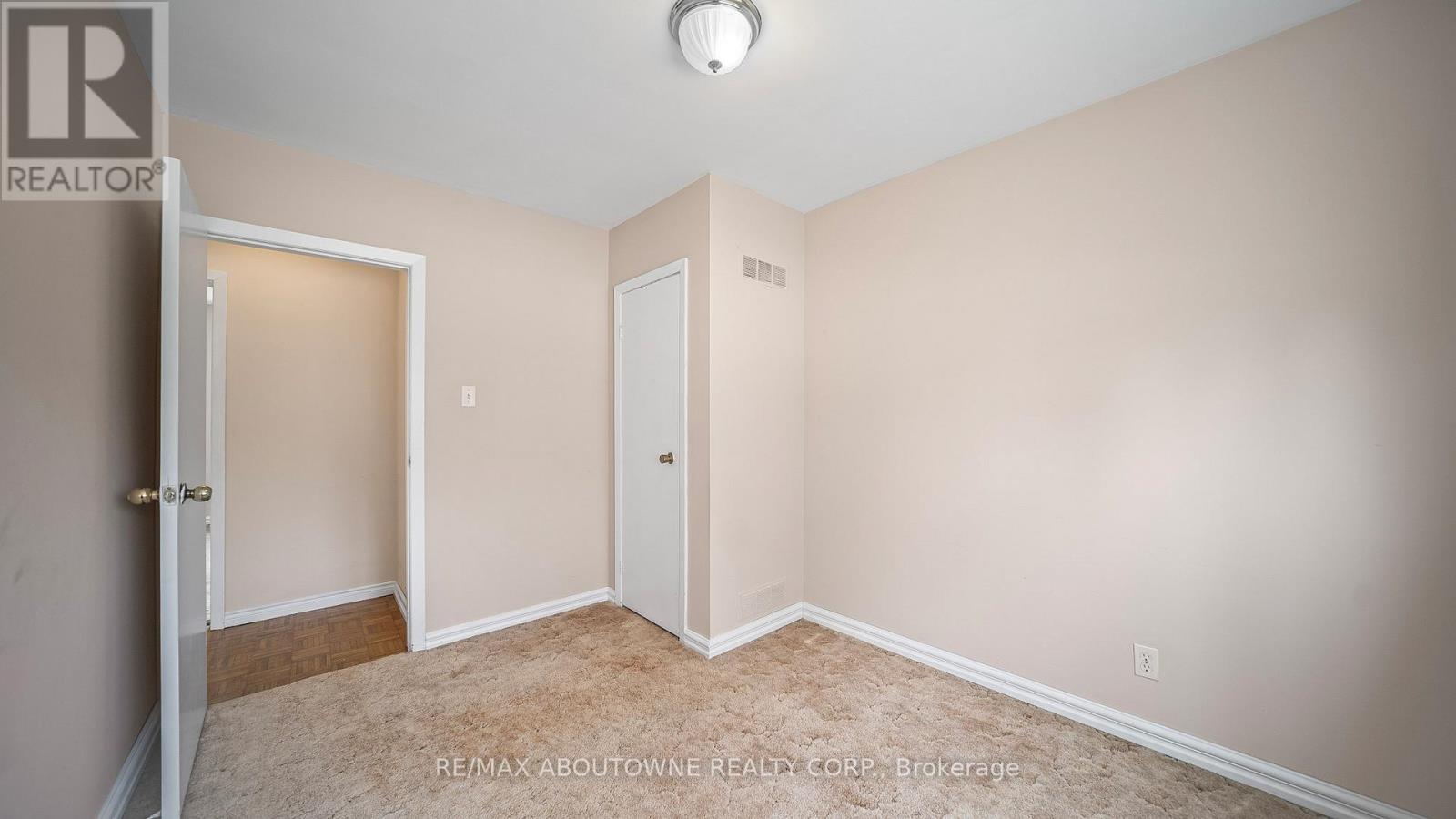 Photo 6 of 517 Pinegrove Road, Oakville ON
