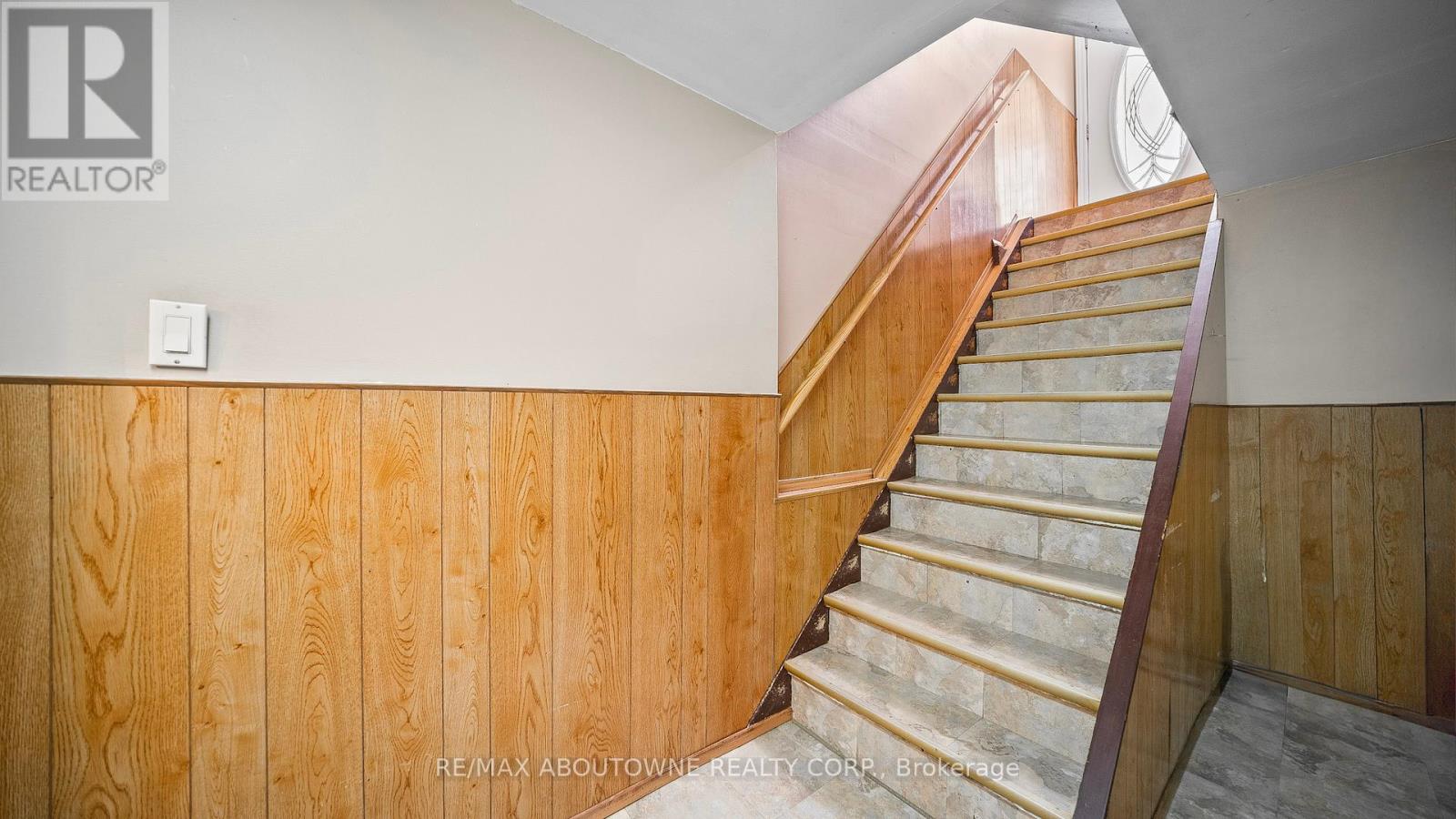 Photo 20 of 517 Pinegrove Road, Oakville ON