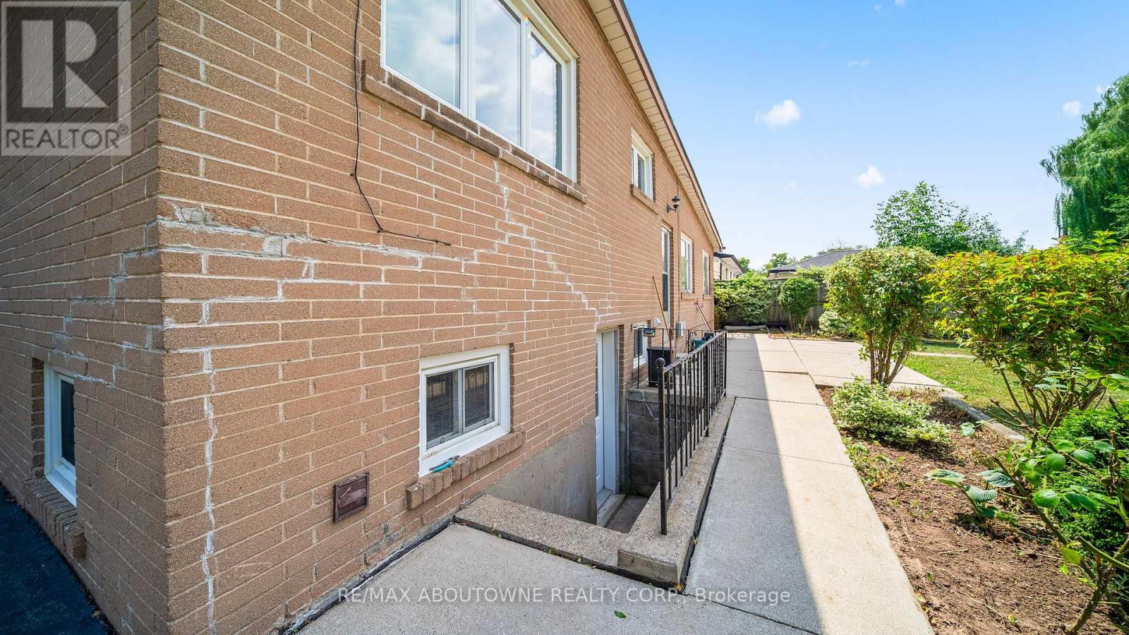 Photo 1 of 517 Pinegrove Road, Oakville ON