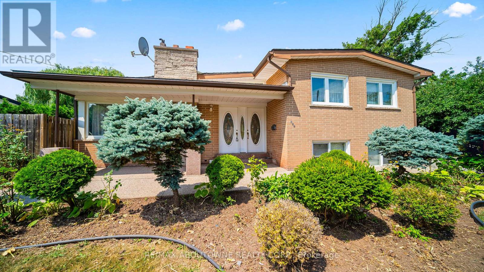 Photo 2 of 517 Pinegrove Road, Oakville ON