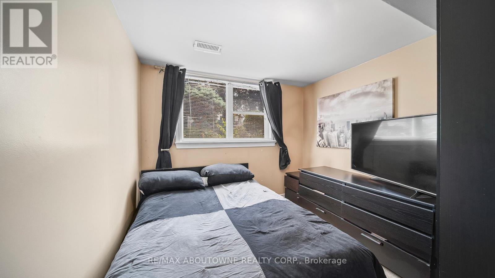 Photo 34 of 517 Pinegrove Road, Oakville ON