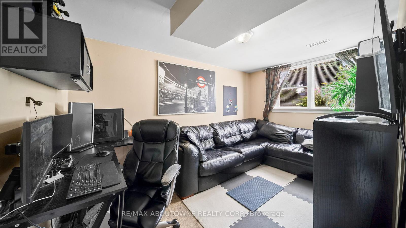Photo 8 of 517 Pinegrove Road, Oakville ON