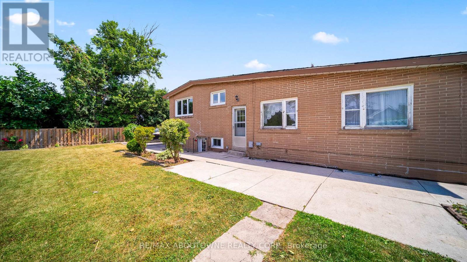Photo 10 of 517 Pinegrove Road, Oakville ON