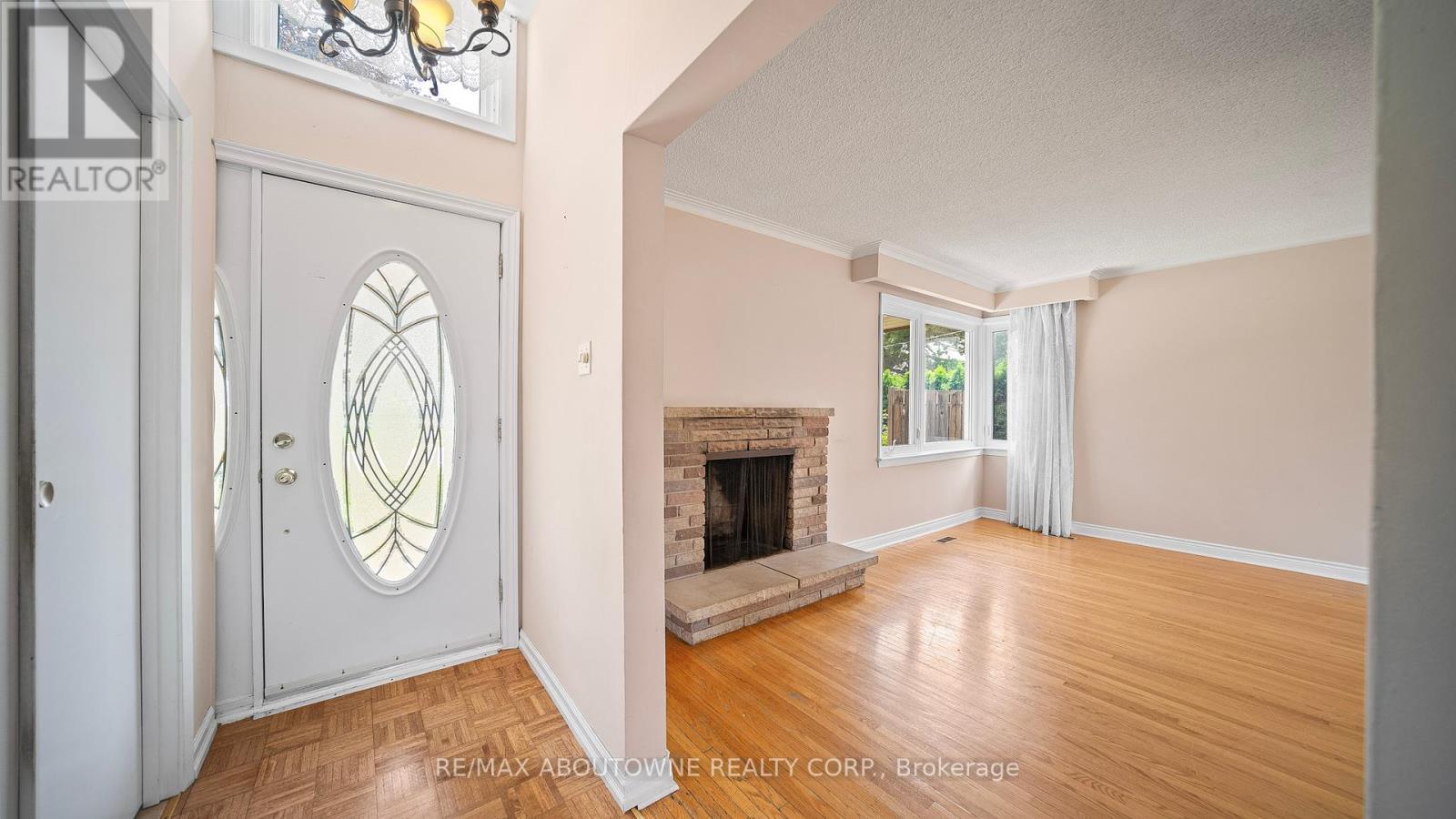 Photo 14 of 517 Pinegrove Road, Oakville ON