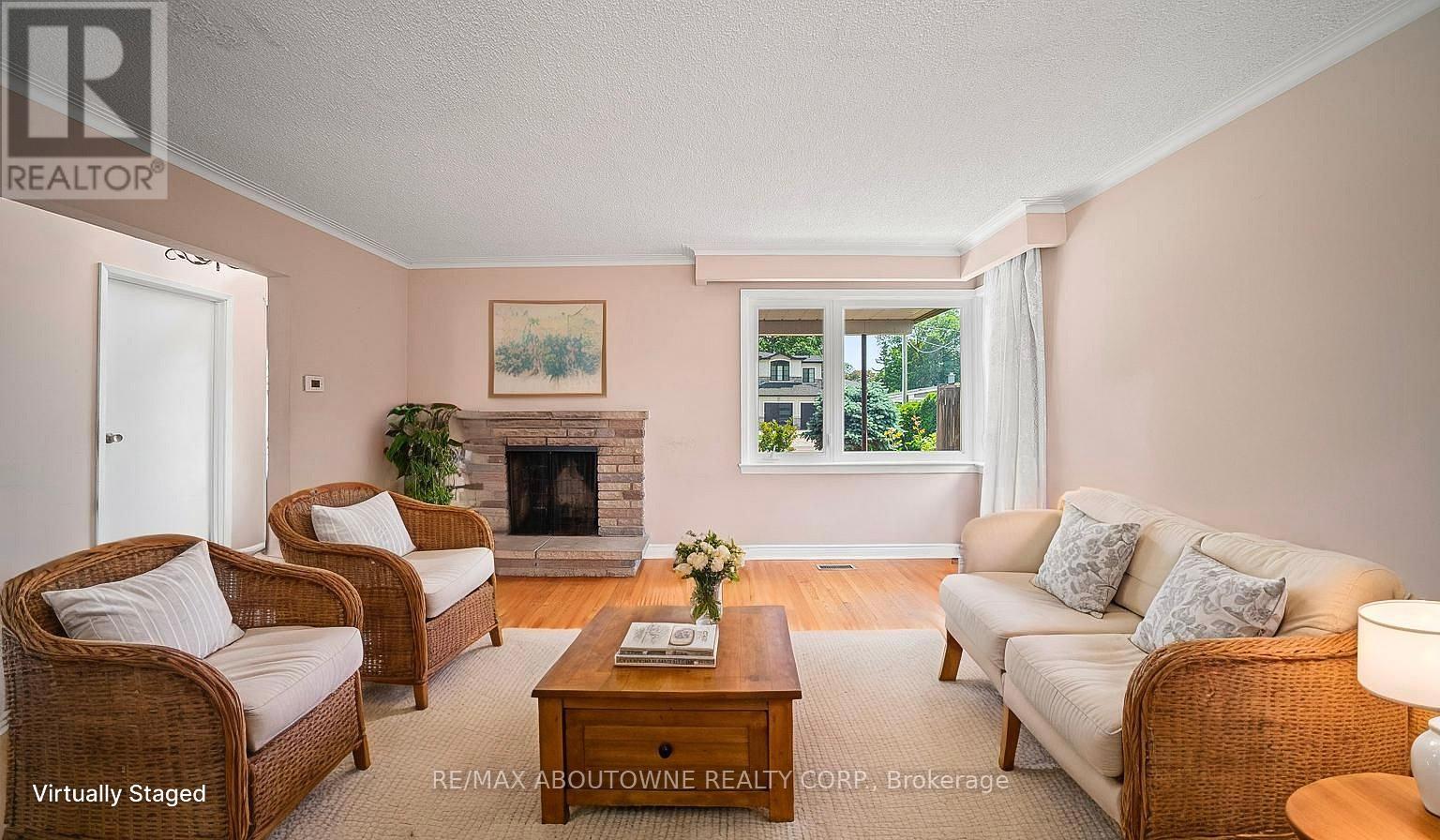 Photo 5 of 517 Pinegrove Road, Oakville ON