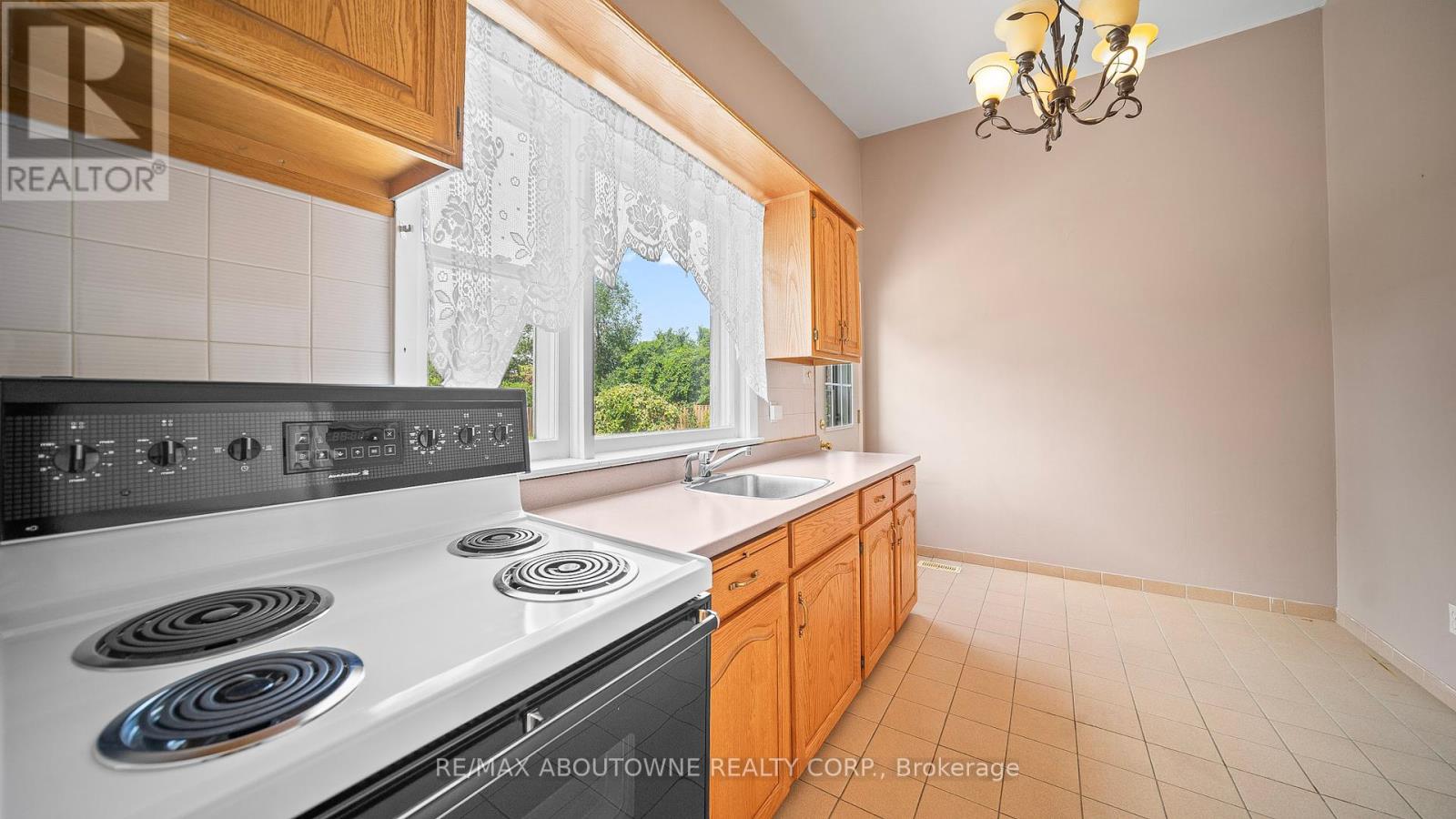 Photo 26 of 517 Pinegrove Road, Oakville ON