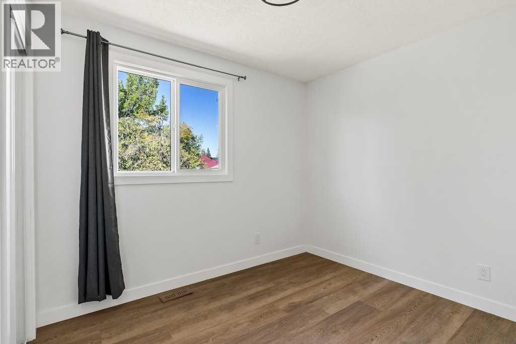 Single Family House Bi-level for Sale in  Rundlecairn Way NE Rundle Calgary 