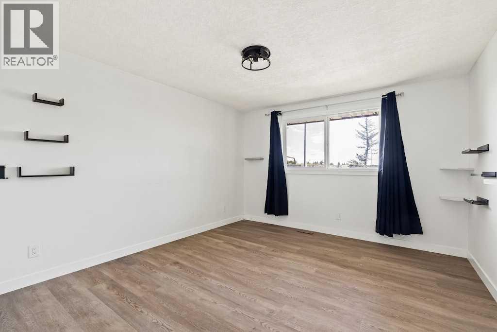 Single Family House Bi-level for Sale in  Rundlecairn Way NE Rundle Calgary 