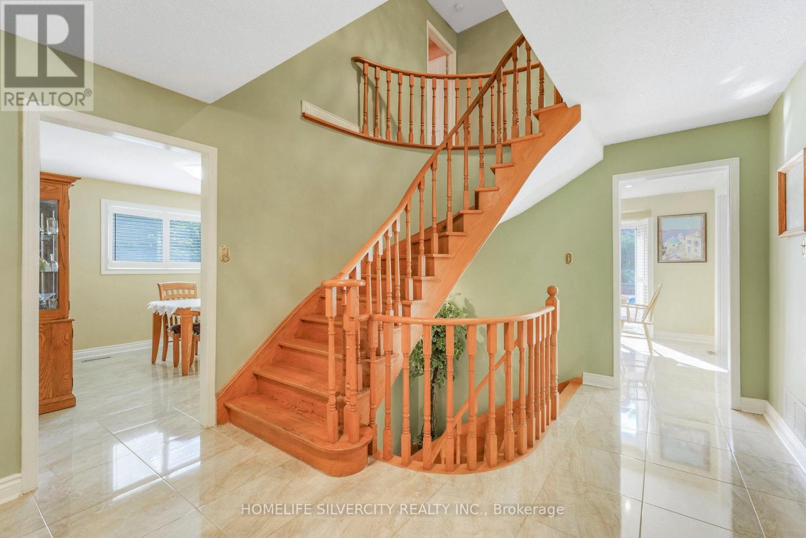Photo 1 of 16 Pacific Lane, Brampton ON