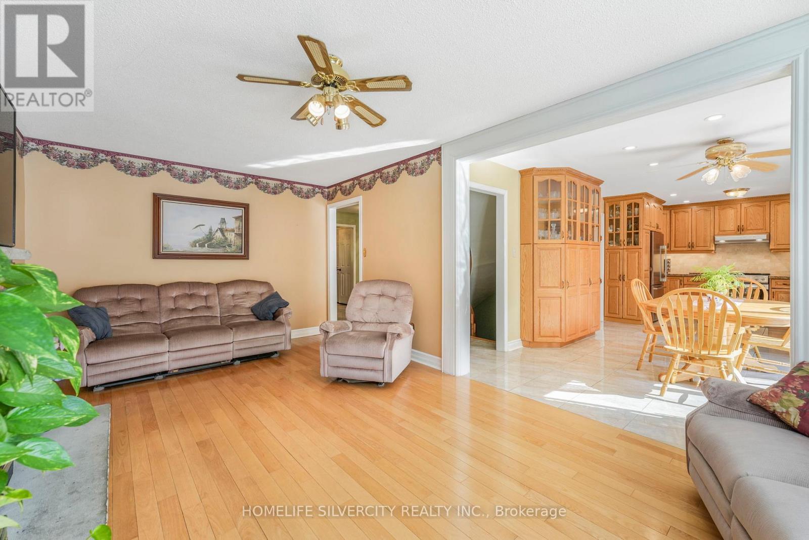 Photo 12 of 16 Pacific Lane, Brampton ON