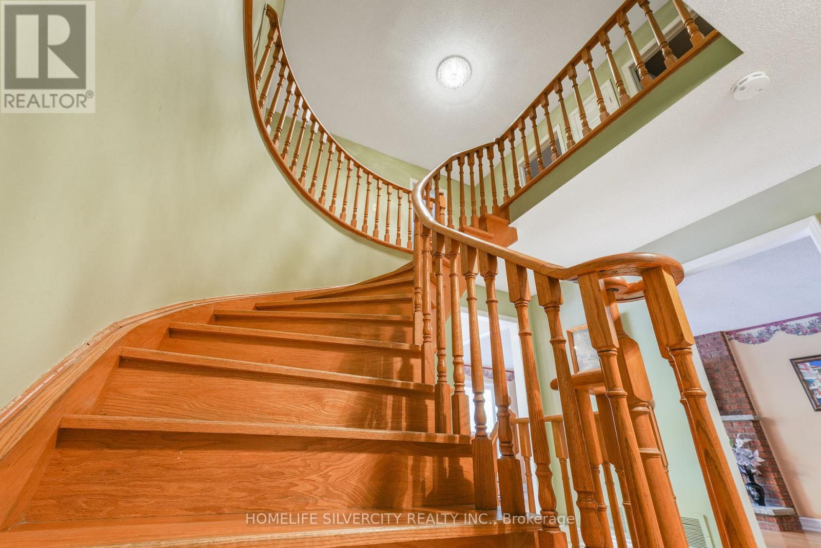 Photo 25 of 16 Pacific Lane, Brampton ON
