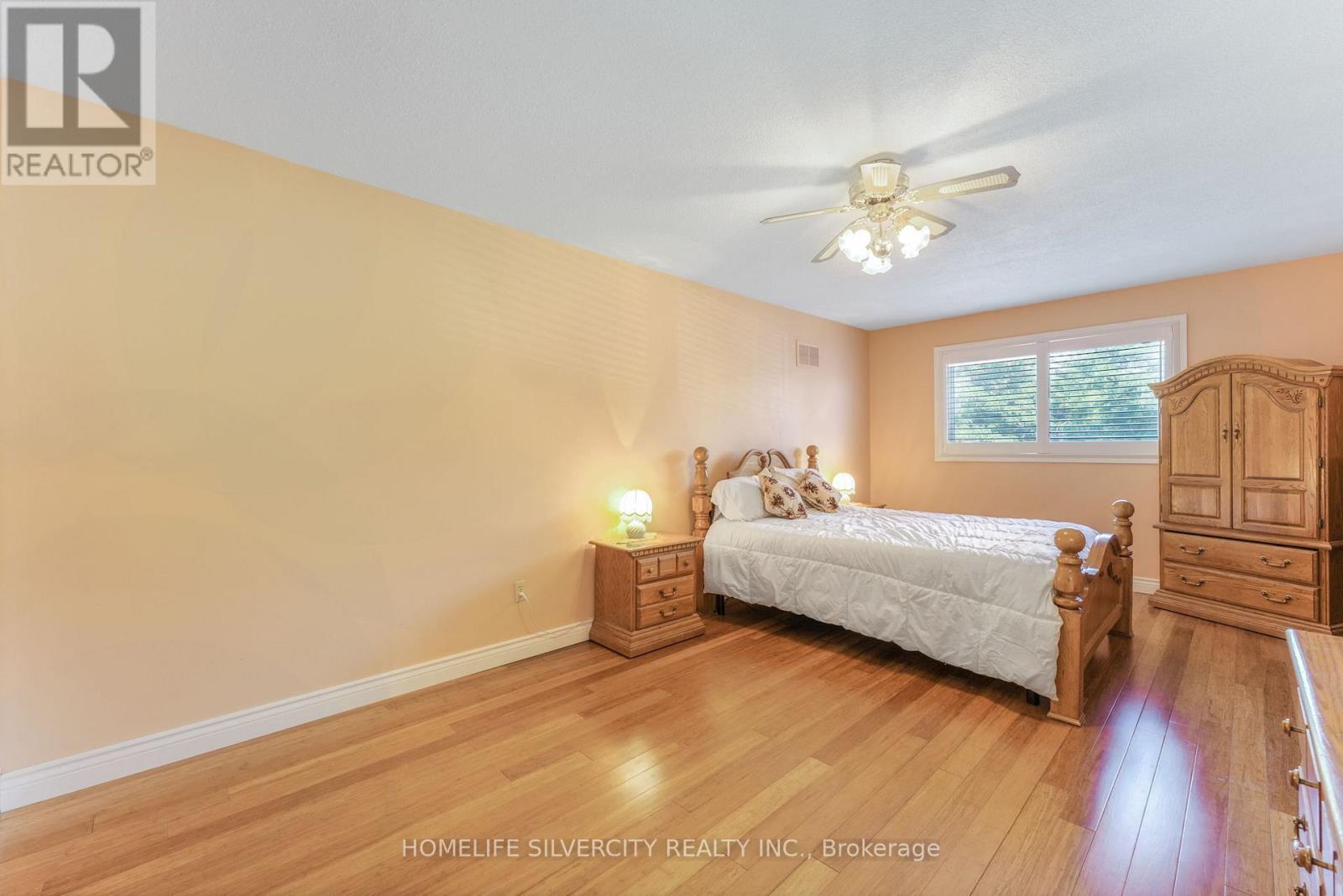Photo 11 of 16 Pacific Lane, Brampton ON