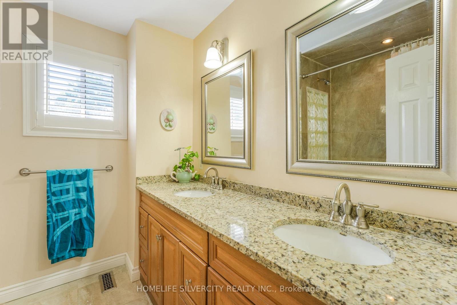 Photo 30 of 16 Pacific Lane, Brampton ON