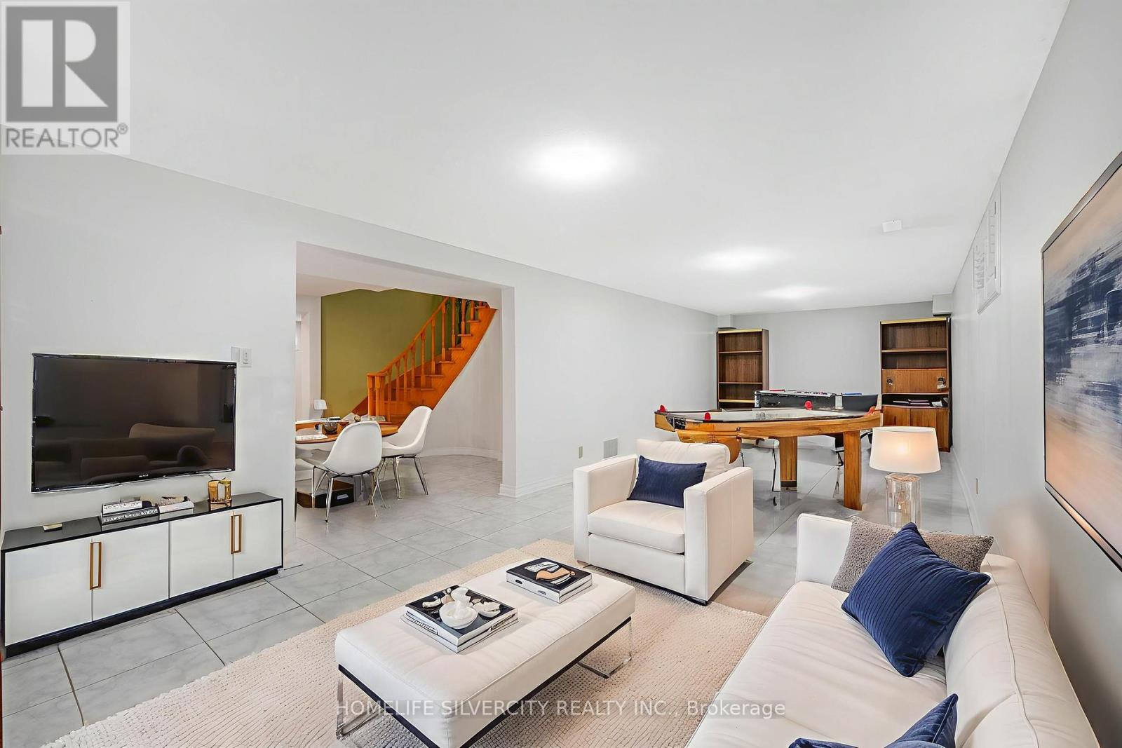 Photo 14 of 16 Pacific Lane, Brampton ON