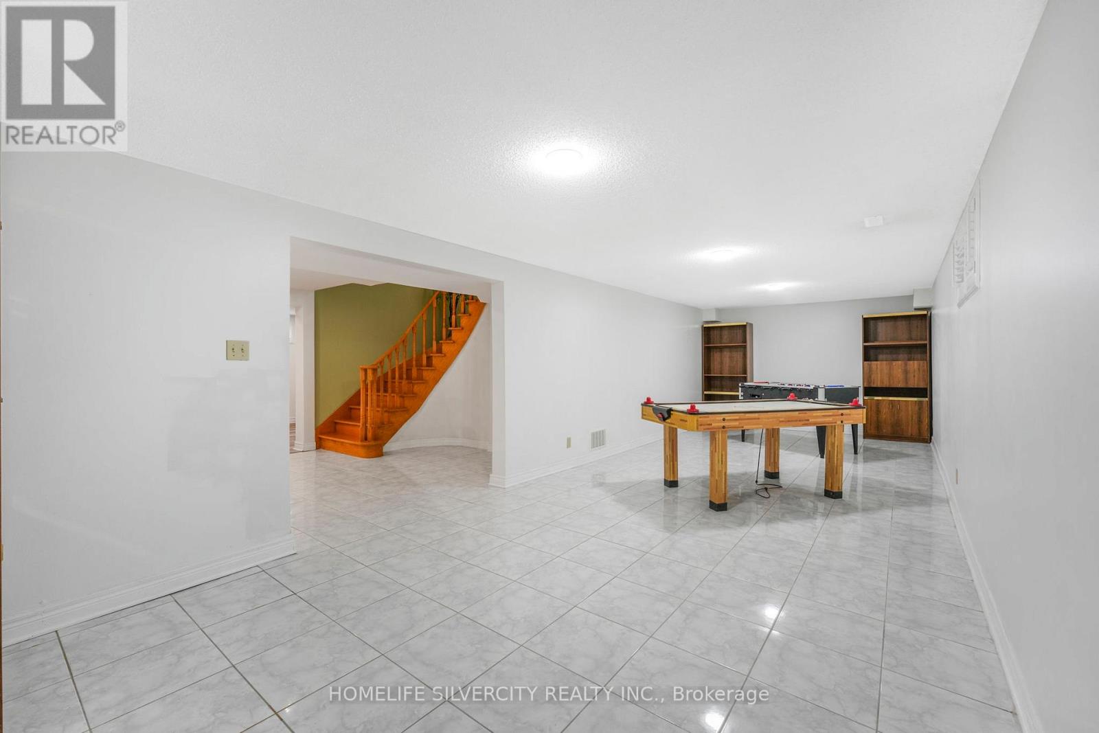 Photo 18 of 16 Pacific Lane, Brampton ON