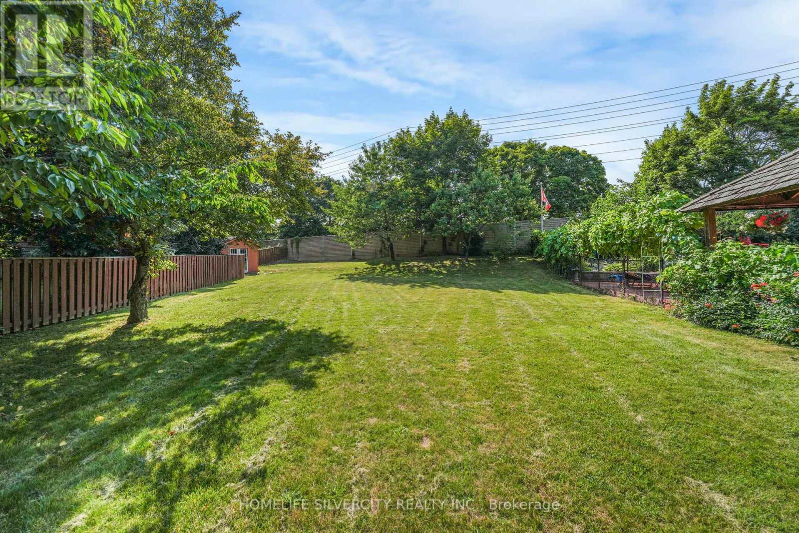 Photo 7 of 16 Pacific Lane, Brampton ON