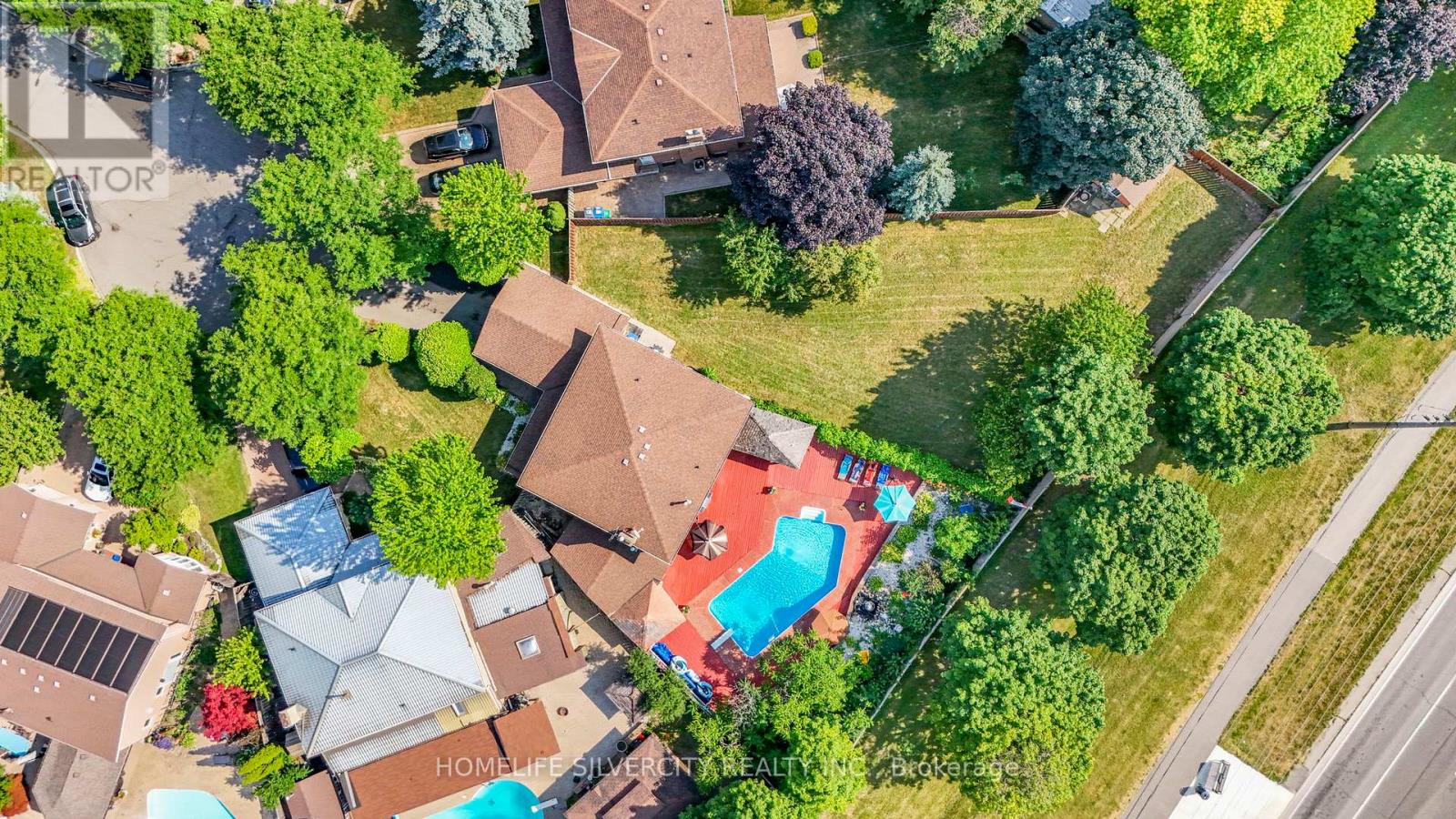 Photo 6 of 16 Pacific Lane, Brampton ON