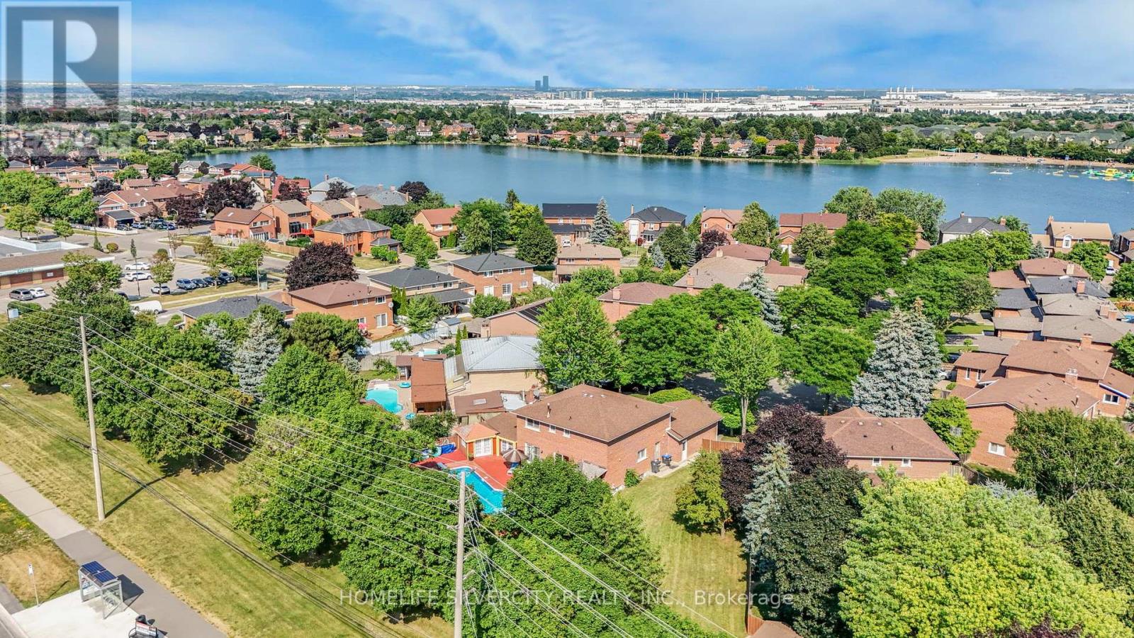 Photo 5 of 16 Pacific Lane, Brampton ON
