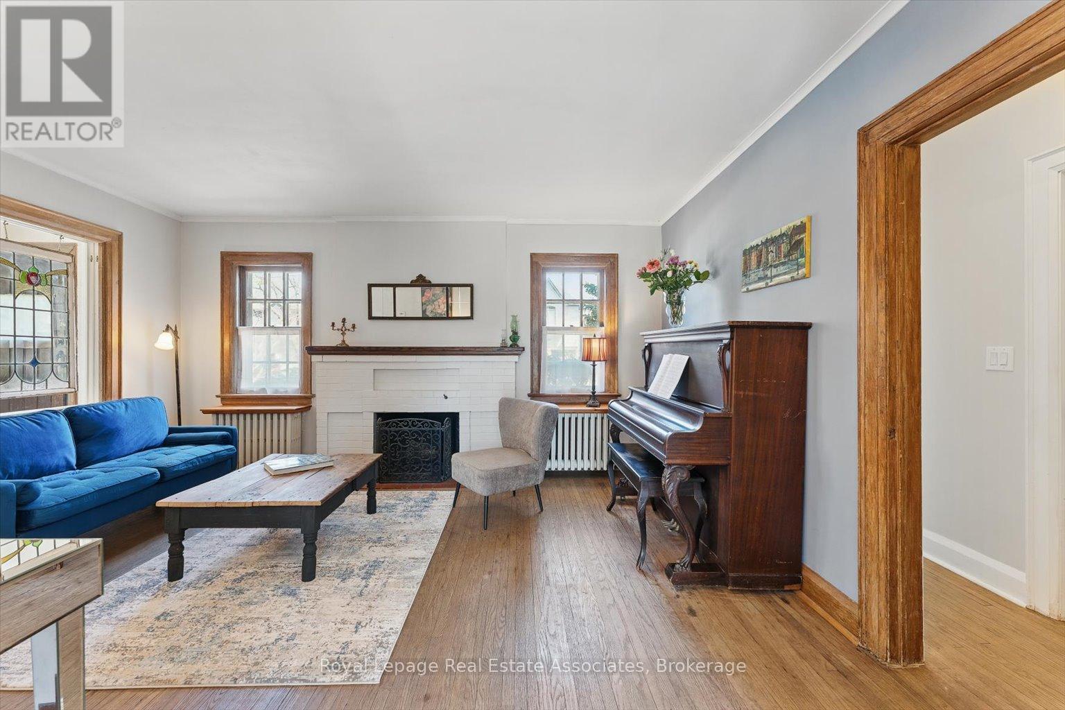 Photo 11 of 30 Oakwood Avenue S, Mississauga ON