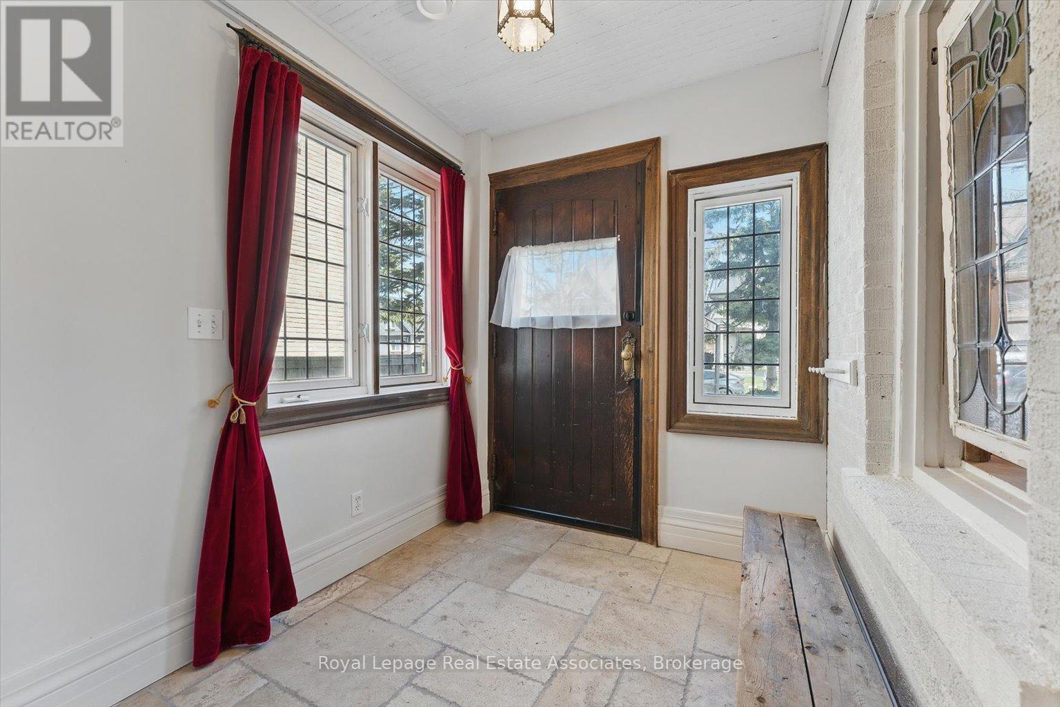 Photo 8 of 30 Oakwood Avenue S, Mississauga ON