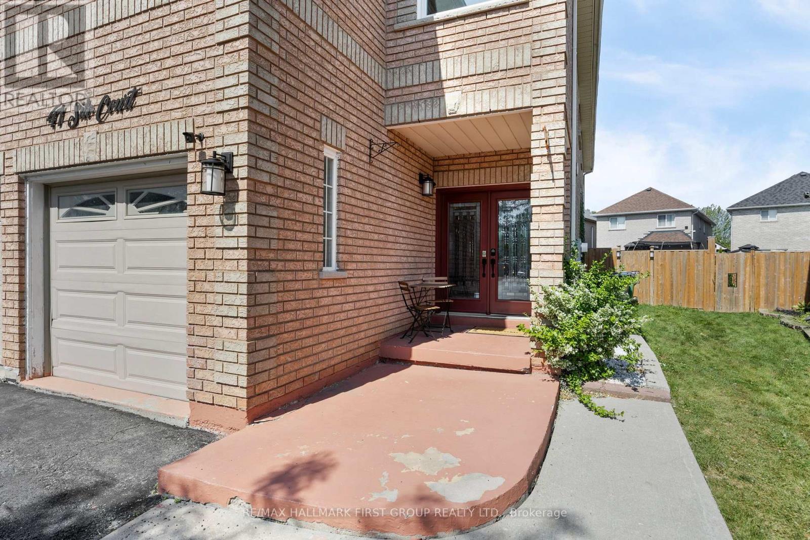 Photo 3 of 41 Silo Court, Brampton ON