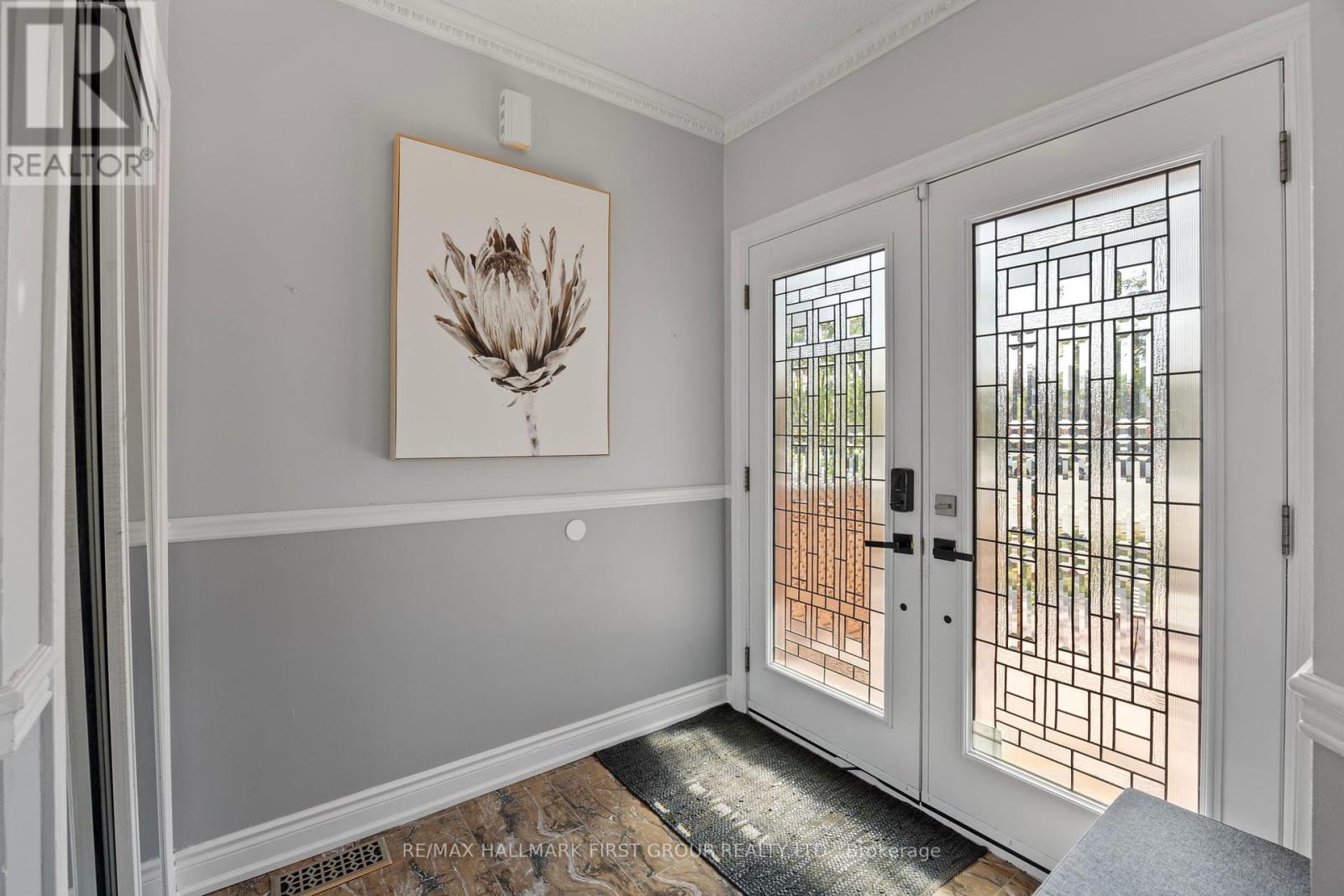 Photo 5 of 41 Silo Court, Brampton ON