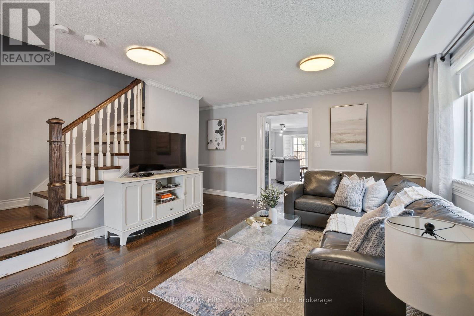 Photo 8 of 41 Silo Court, Brampton ON