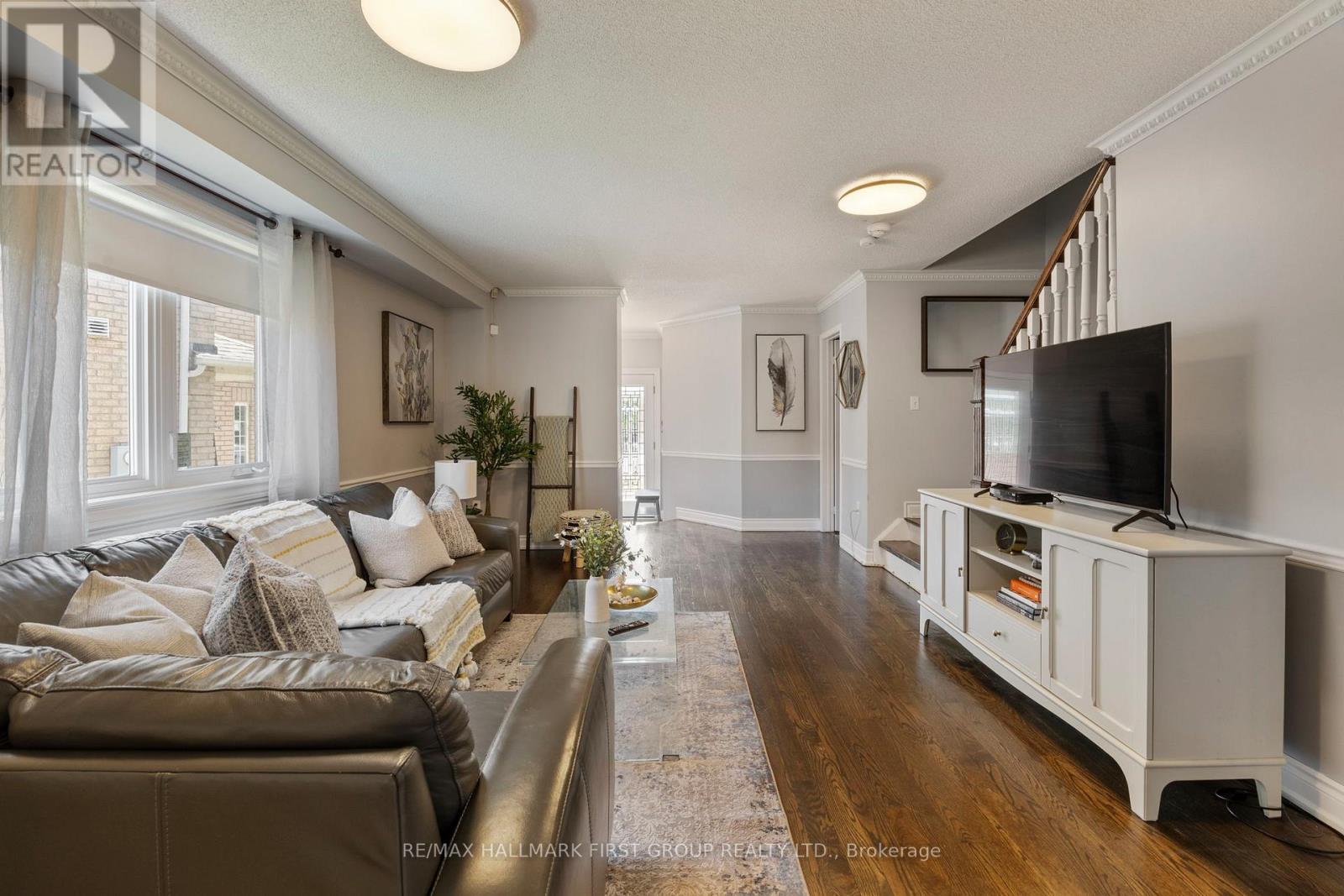 Photo 9 of 41 Silo Court, Brampton ON