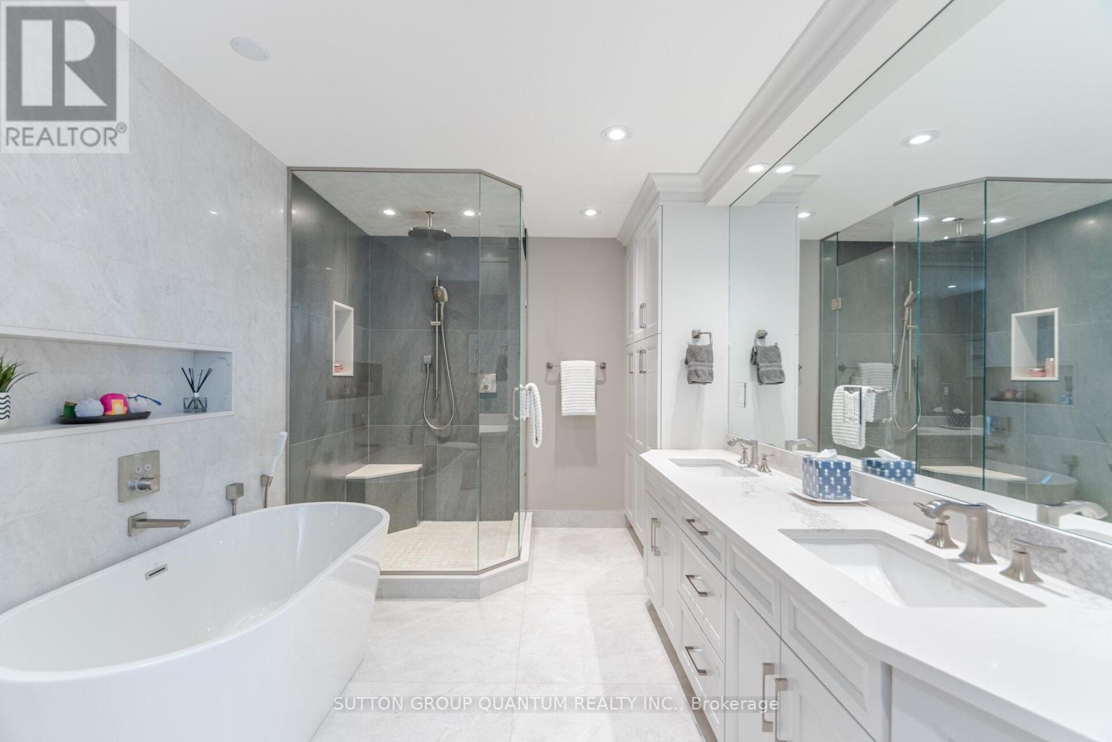Photo 9 of Ph 2 360 Pearl Street, Burlington ON