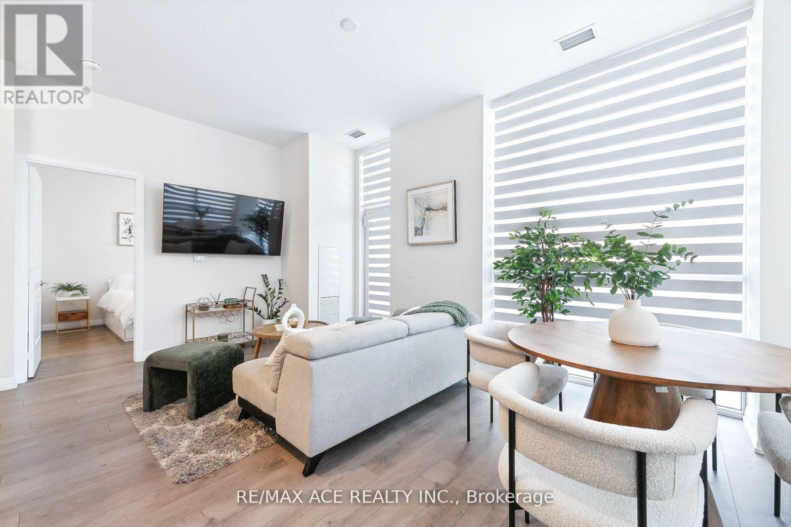 Photo 7 of 101 65 Watergarden Drive, Mississauga ON