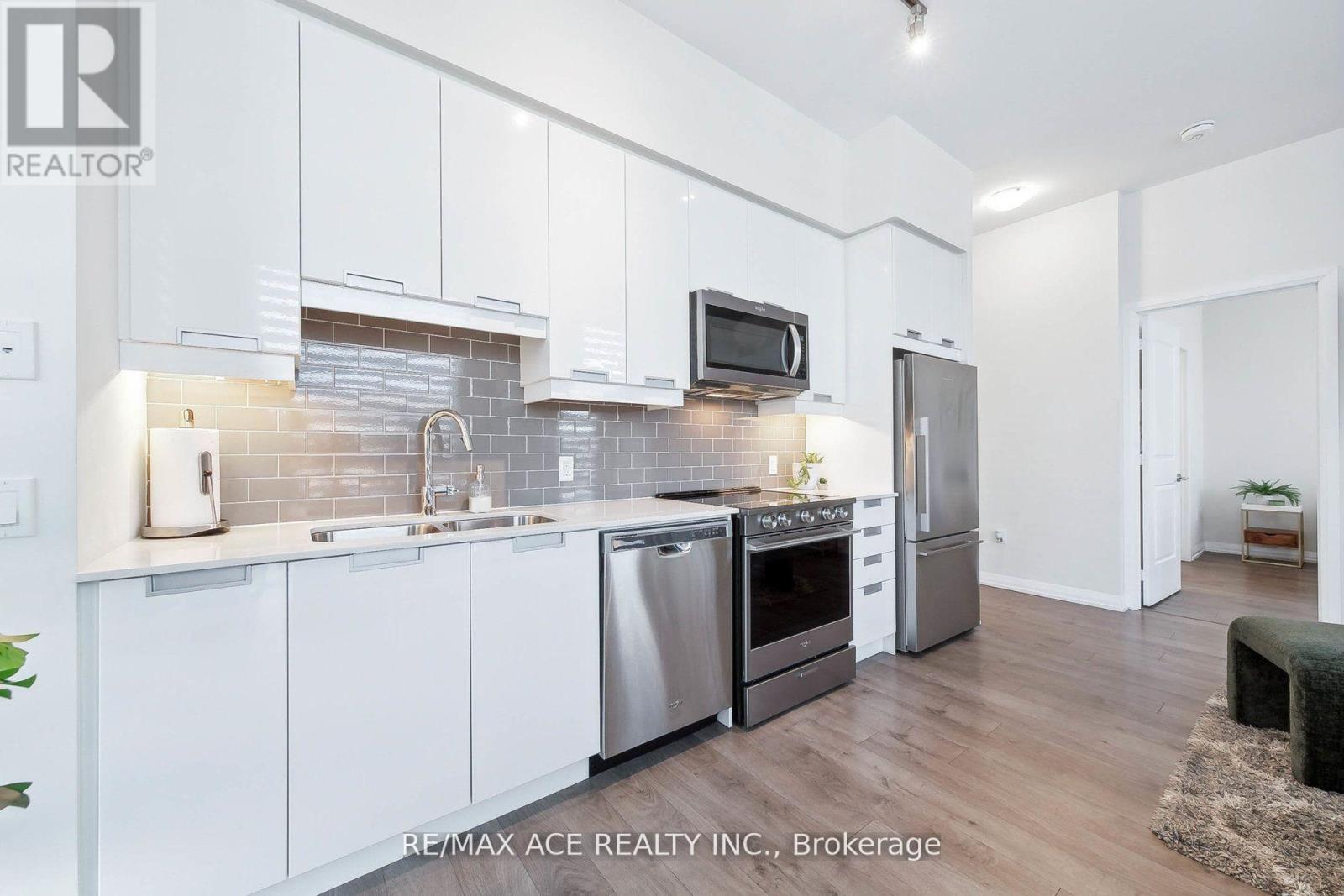 Photo 6 of 101 65 Watergarden Drive, Mississauga ON