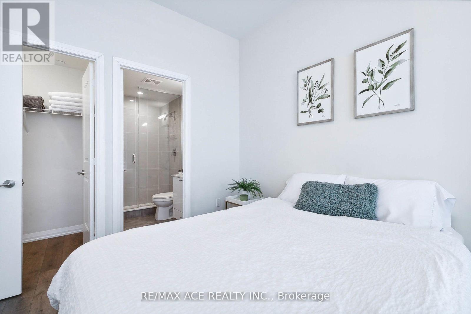 Photo 36 of 101 65 Watergarden Drive, Mississauga ON