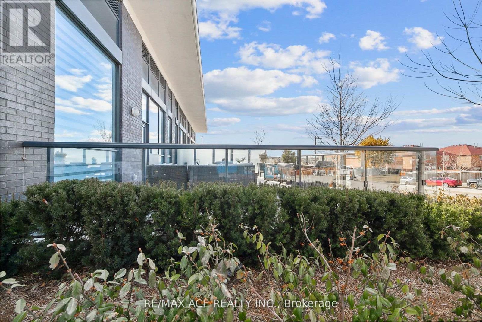 Photo 8 of 101 65 Watergarden Drive, Mississauga ON