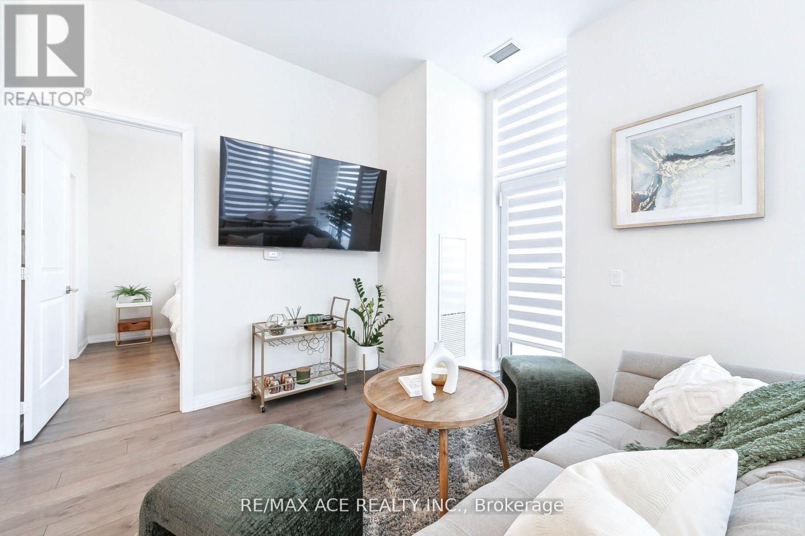 Photo 4 of 101 65 Watergarden Drive, Mississauga ON