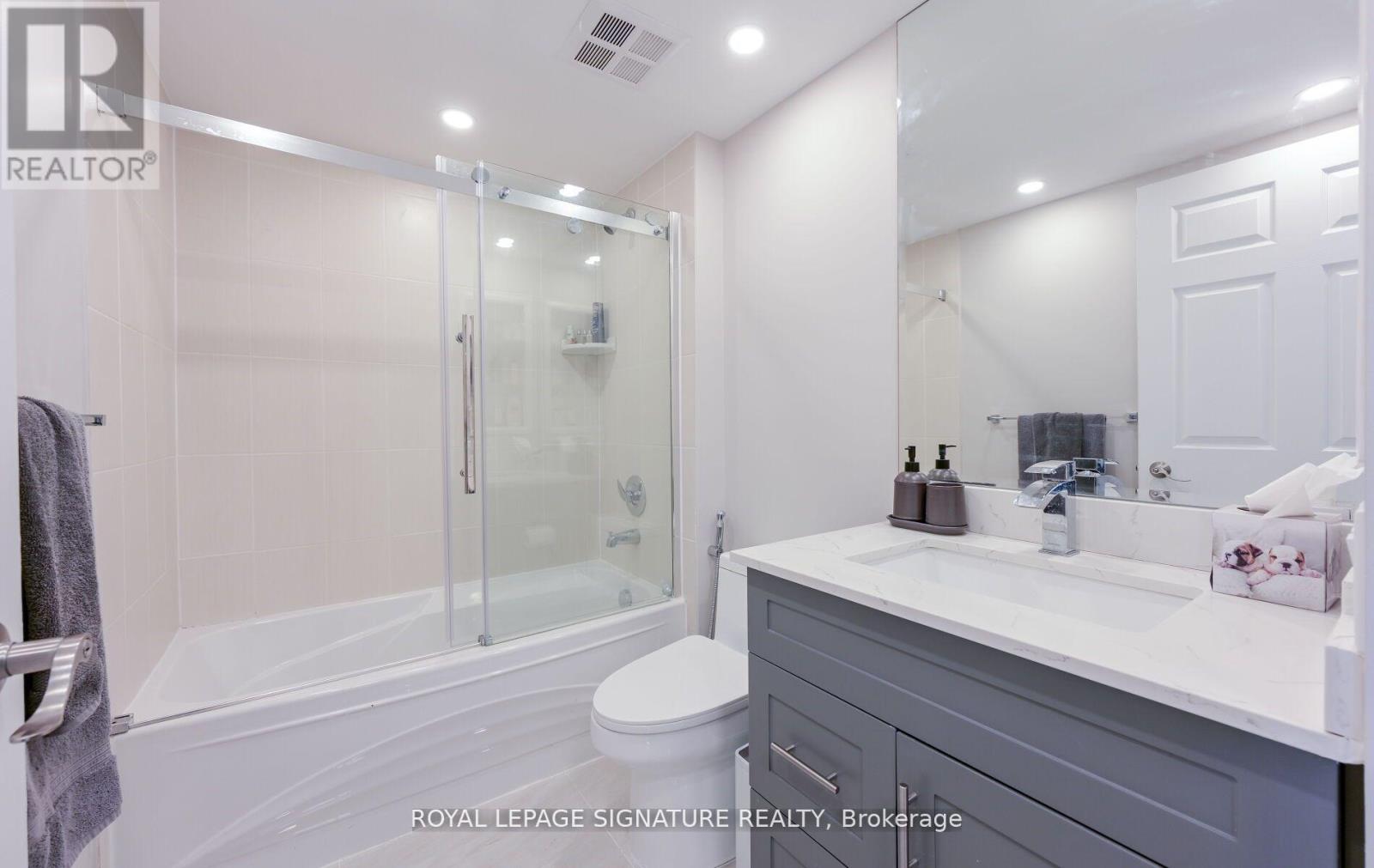 Photo 6 of 1126 25 Kingsbridge Garden Circle, Mississauga ON