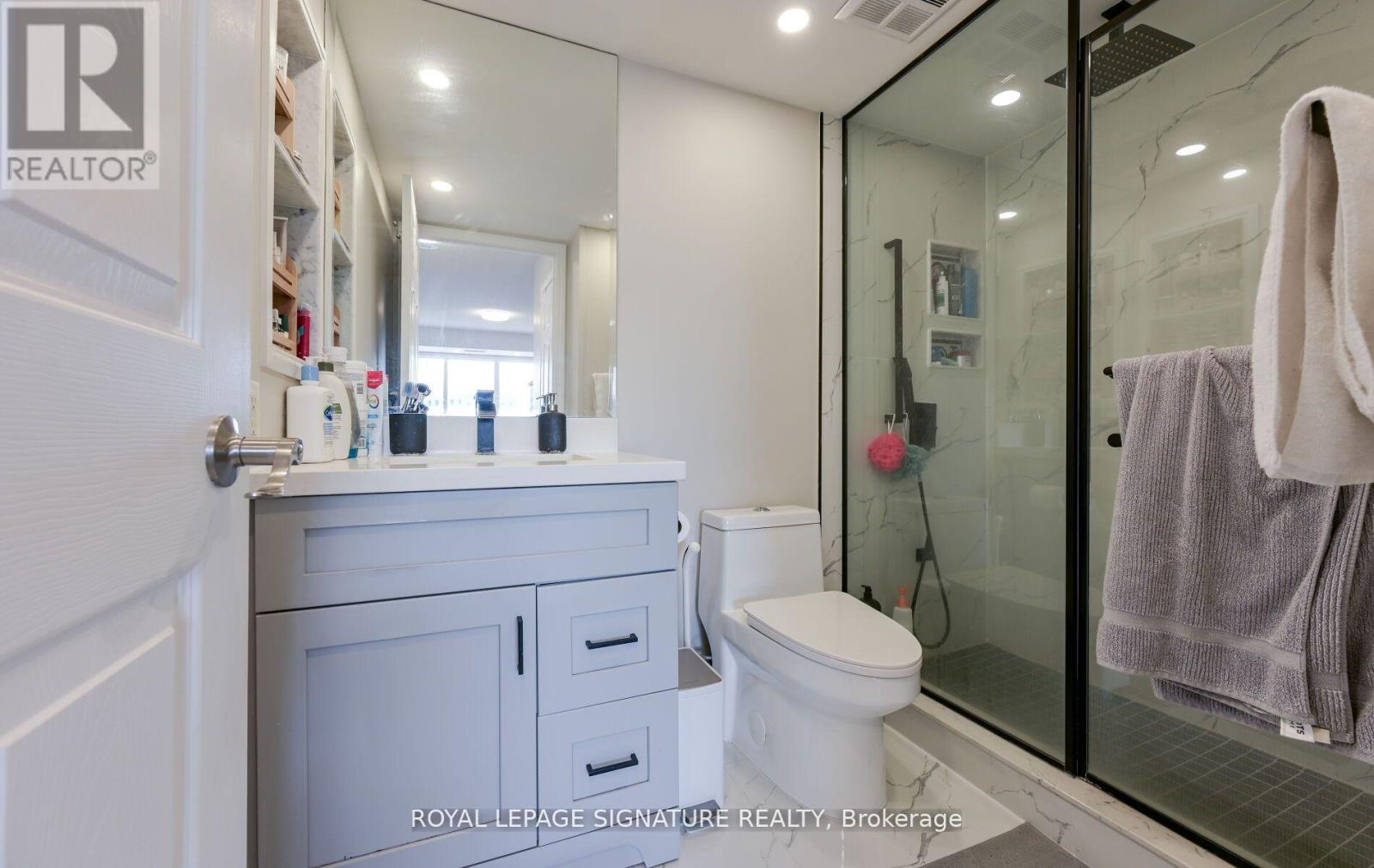 Photo 3 of 1126 25 Kingsbridge Garden Circle, Mississauga ON