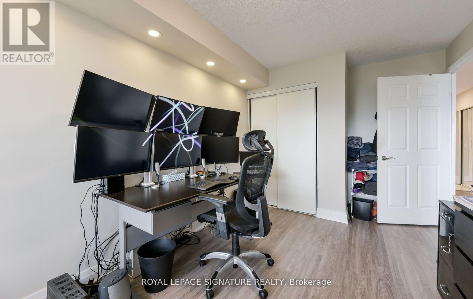 Photo 11 of 1126 25 Kingsbridge Garden Circle, Mississauga ON