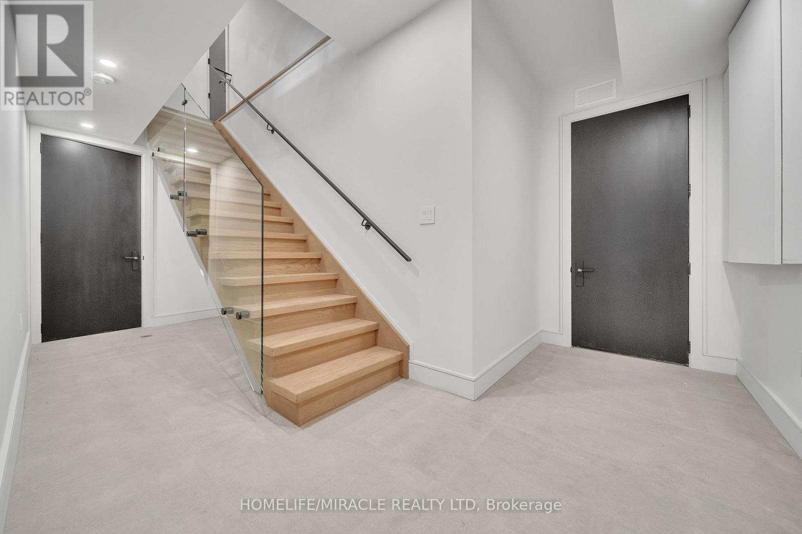Photo 36 of 853 Tenth Street, Mississauga ON