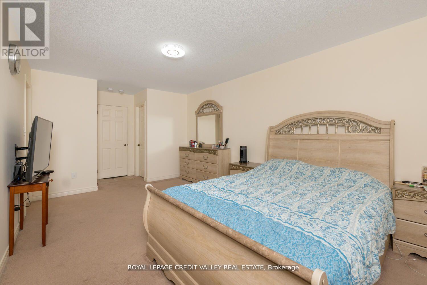 Photo 5 of 480 Downes Jackson Heights, Milton ON