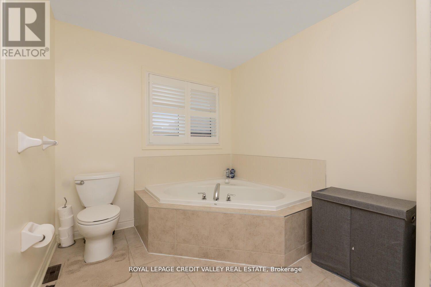 Photo 2 of 480 Downes Jackson Heights, Milton ON